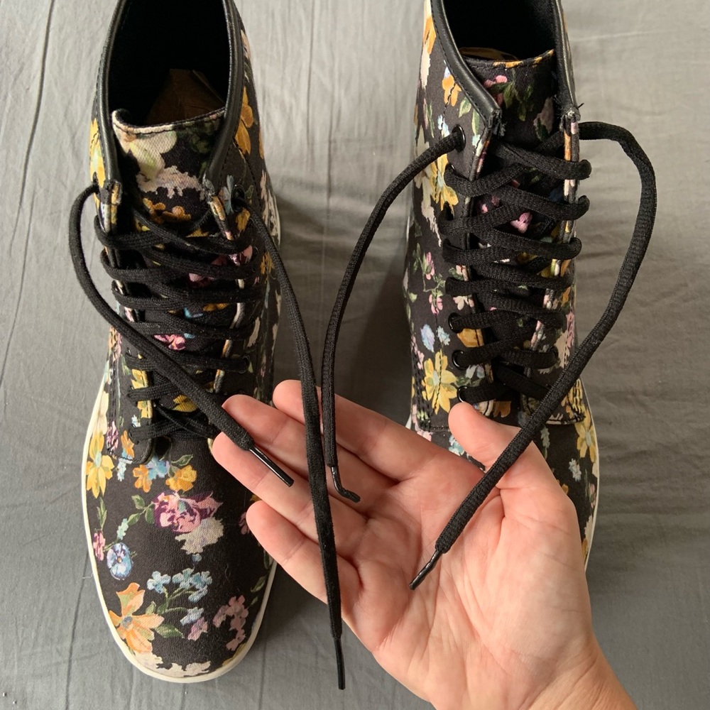 NEW Dr. Martens Darcy Black Floral Newton Leather Hi-Top Boots Size 10 - Picture 6 of 12